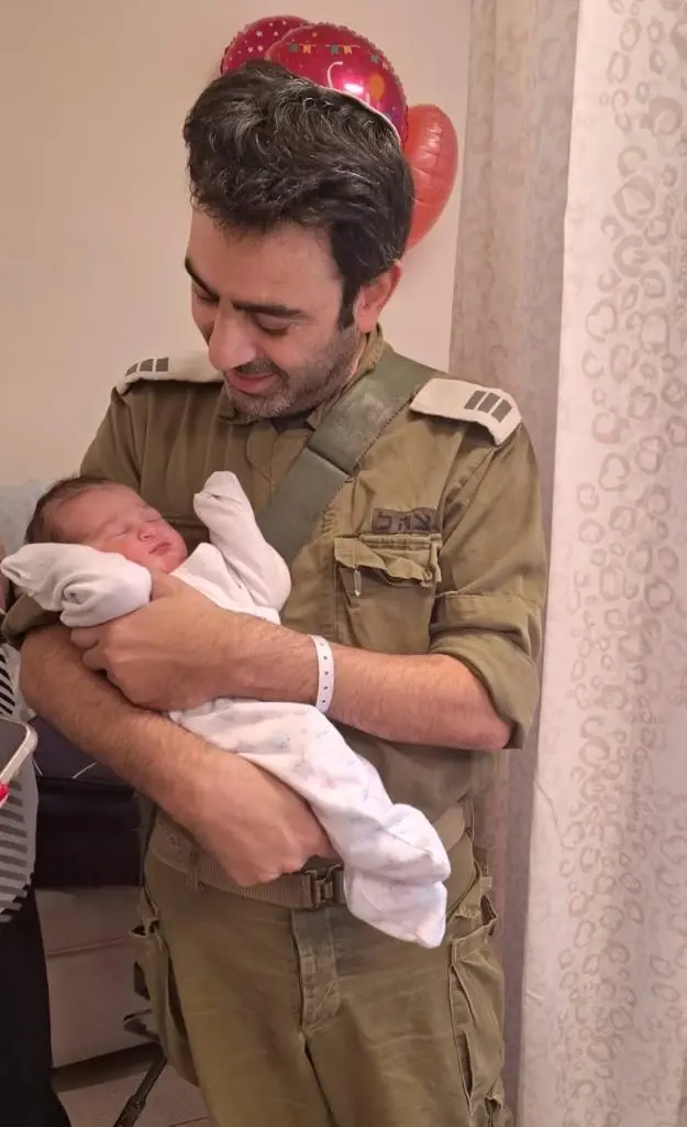 התינוקת חיכתה לצאת? רופא נשים יצא לאפטר ובמזל שהה בלידת בתו