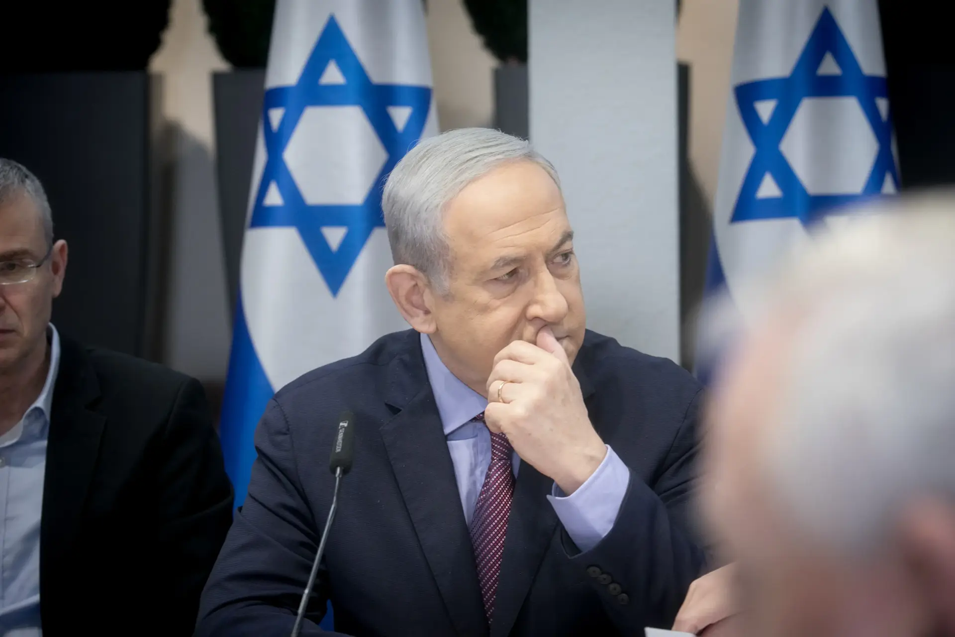 חיילים נופלים, אבל ראש הממשלה ושר הביטחון לא מדברים