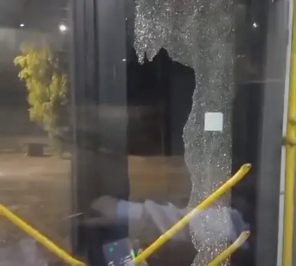 הודה כי ידה אבנים על רקע לאומני וישלם פיצויים בסך עשרות אלפי שקלים