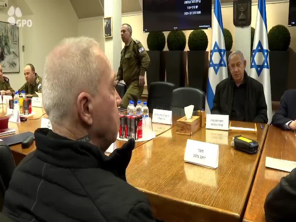 הקריאות לאיזנקוט וגנץ לפרוש מהממשלה מסוכנות - אסור להשאיר את נתניהו לבד