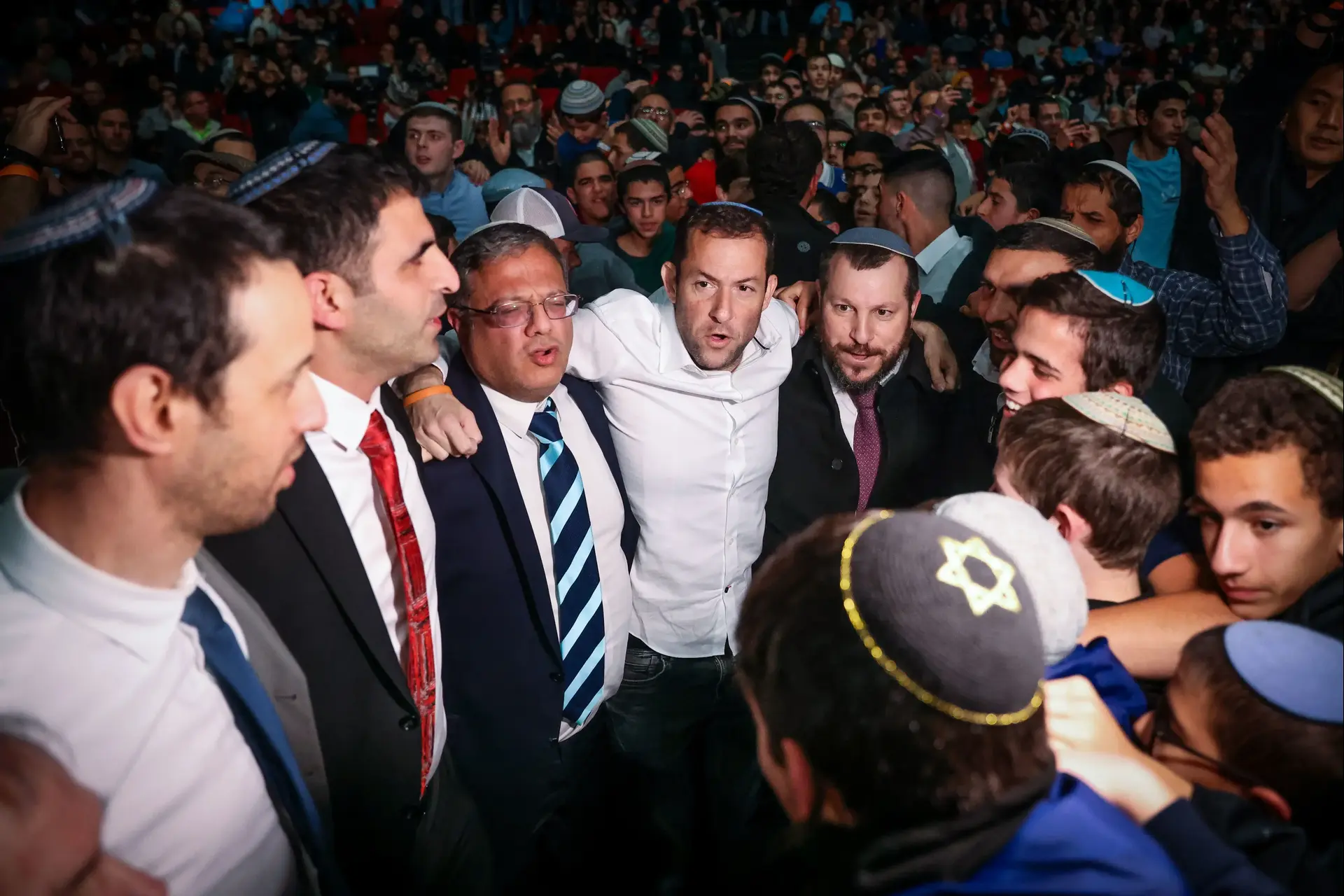 רוקדים כל הדרך למלחמה הבאה: כשראש הממשלה שבוי בידי הבייס