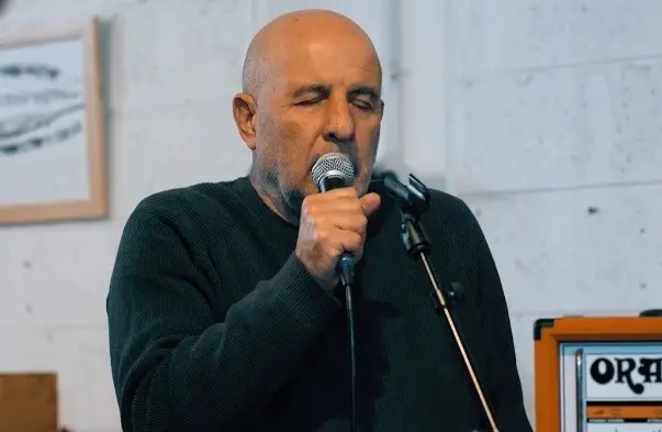 מפגש פסגה: צפו בעמיר לב והתזמורת האנדלוסית בביצוע לשיר "עננים שחורים"