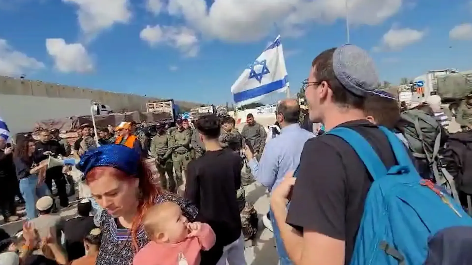 "שותפות לרצח עם": צרפת דורשת לחקור שתי ישראליות פעילות ימין בחשד לחסימת סיוע הומניטרי לעזה