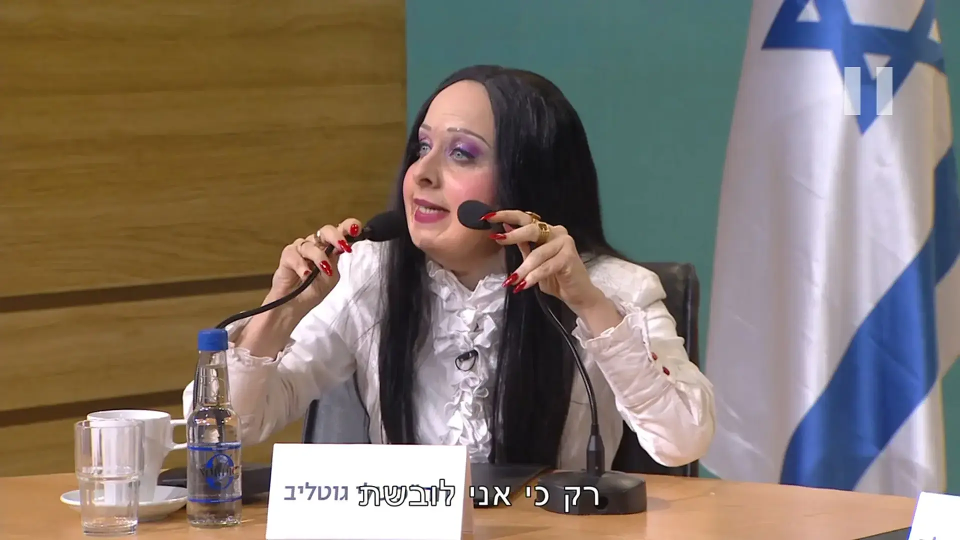 "ארץ נהדרת" הורידה את הכפפות מול בני גנץ. זה כואב, זה חסר רחמים - וזה לא יזיז לגולם