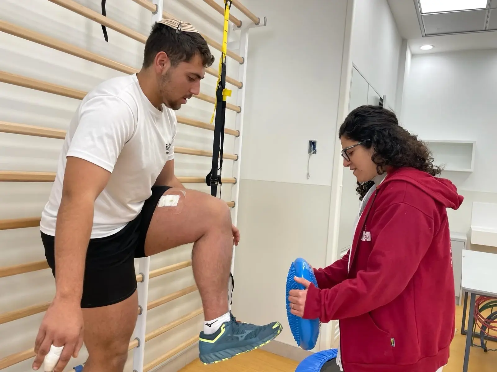 הקצין חולץ תחת אש על ידי חייליו. כעת בשיקום הוא חושב רק עליהם