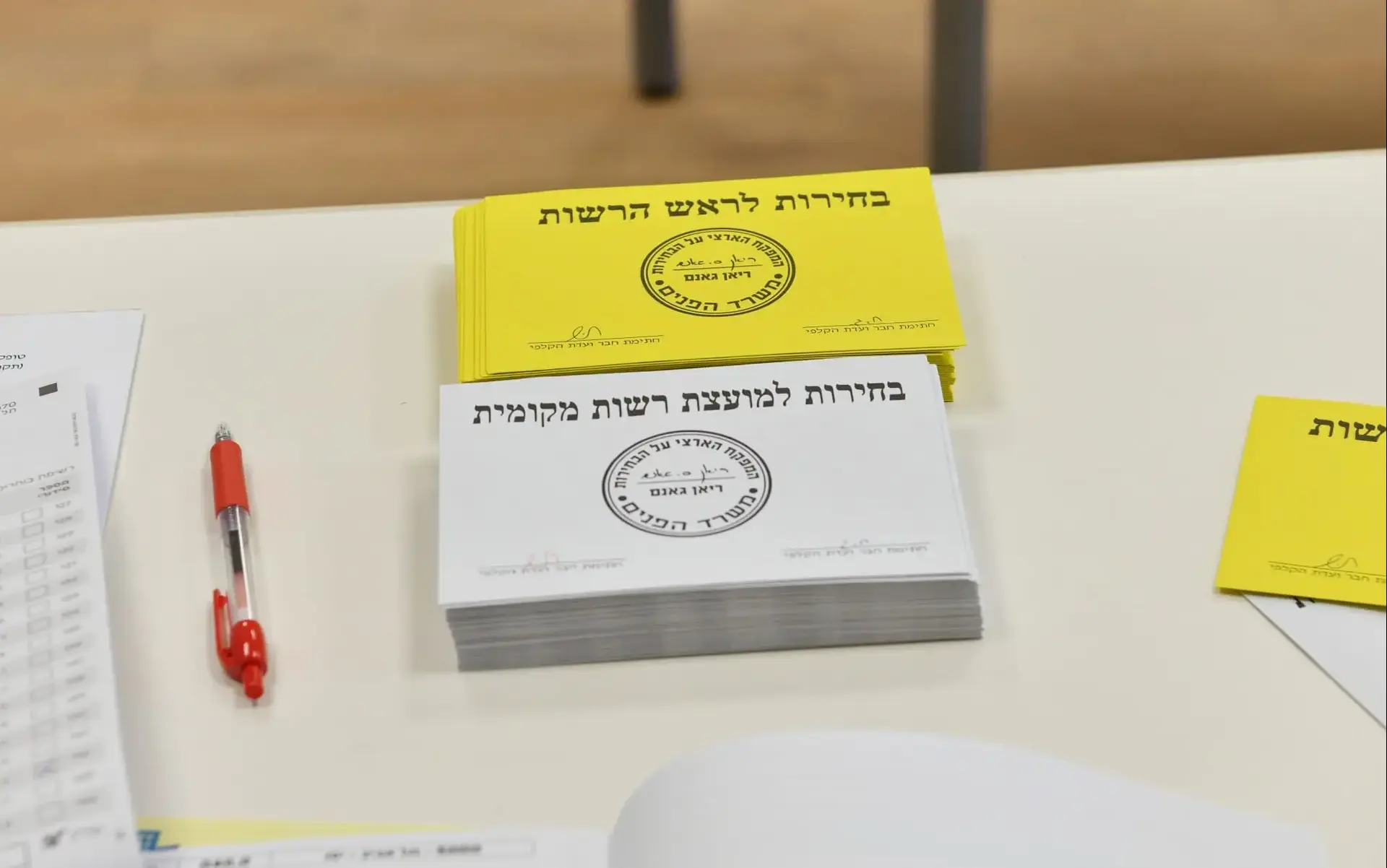 הבית בוער, אבל אנחנו עוצרים להתווכח מי יוריד את הזבל