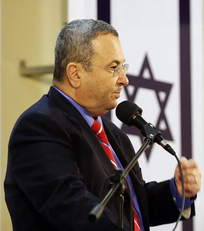 "לחפש שלום ביד אחת כשהשניה קרובה להדק"