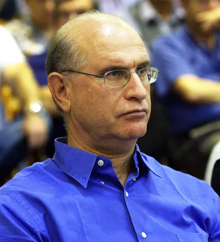 אין לנוח על זרי הדפנה