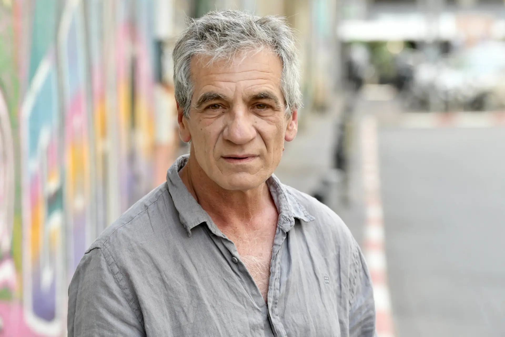אלון אבוטבול, מבכירי השחקנים בישראל, התמוטט בחוף הים ומת בגיל 60