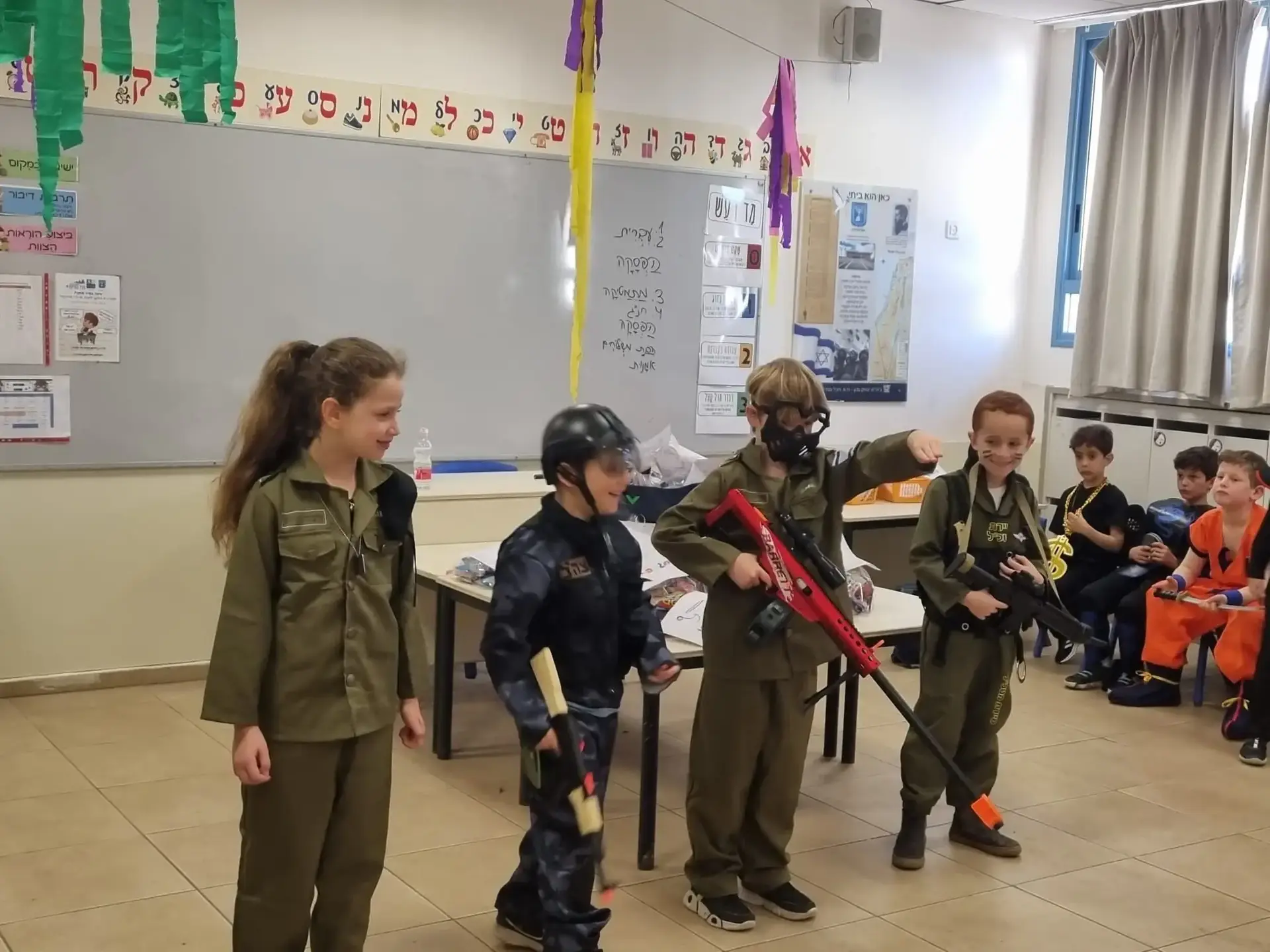 מי מסתתר מאחורי המסכה: גולדה, גדעון סער או אפי נוה?