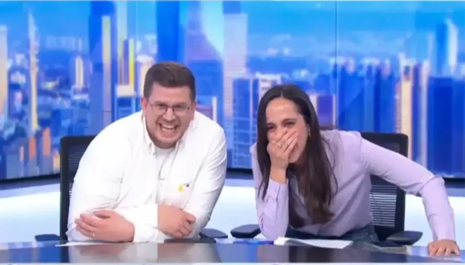 הכתב של ערוץ 13 נתקע בשידור חי בשירותים - המגישים נקרעו מצחוק