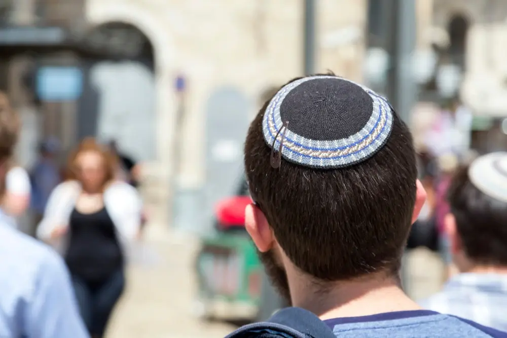 אמונה מול הורמונים: מה באמת עובר על מתבגרים דתיים בישראל?