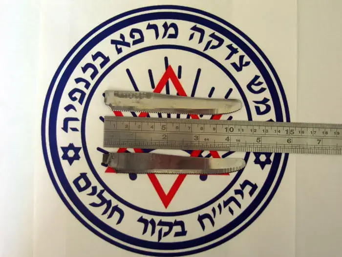 הסיבה לכאב הבטן - 2 סכינים בקיבה