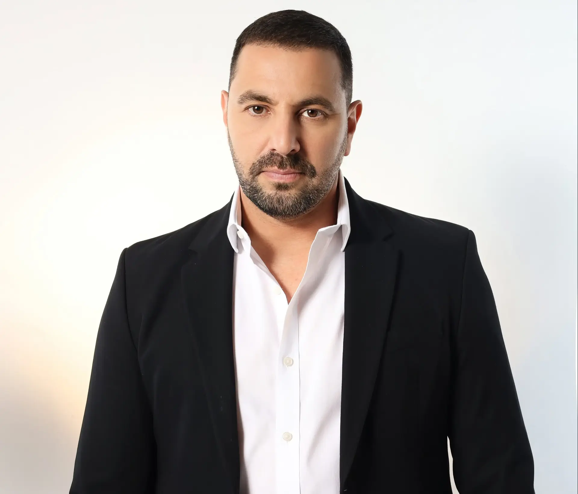 "אלינור" - ביוונית: שלומי סרנגה חוזר לקלאסיקה של קזנג'ידיס וארגוב