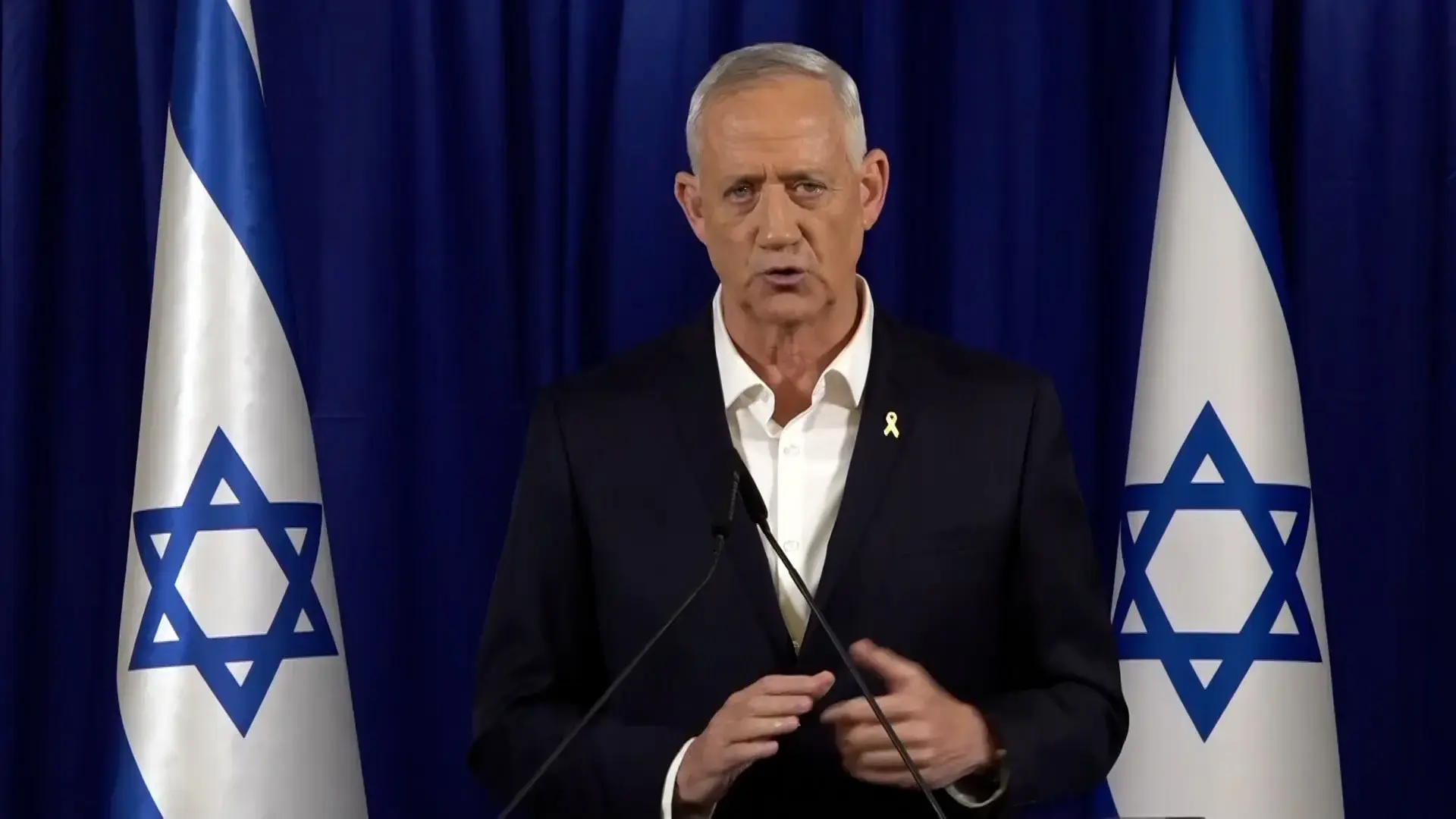 גנץ, בפעם השנייה, נכנס מתחת לאלונקה של נתניהו - ומסיים את המסע פצוע עליה