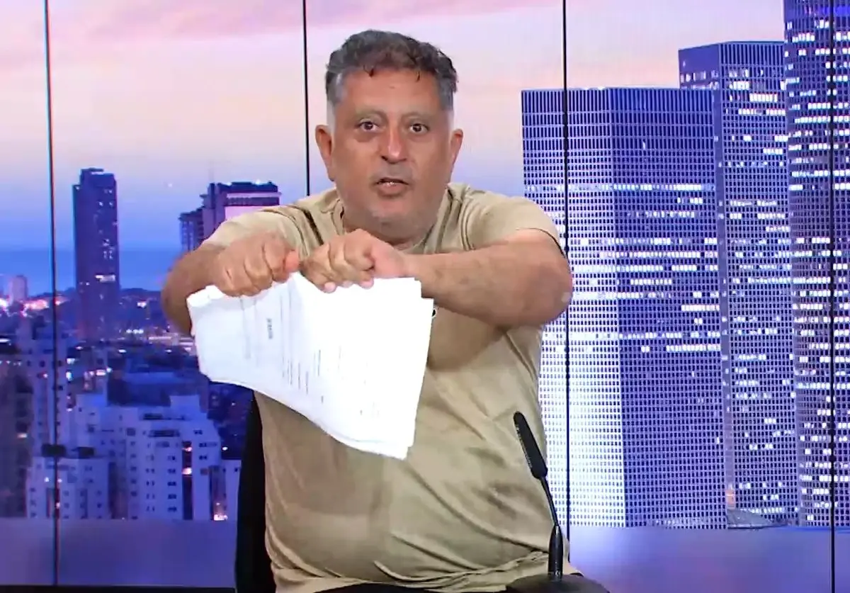 דרמה בשידור חי: חה"כ אלמוג כהן מסר תביעה נגד לוינסון - אבי החטופה קרע אותה בזעם
