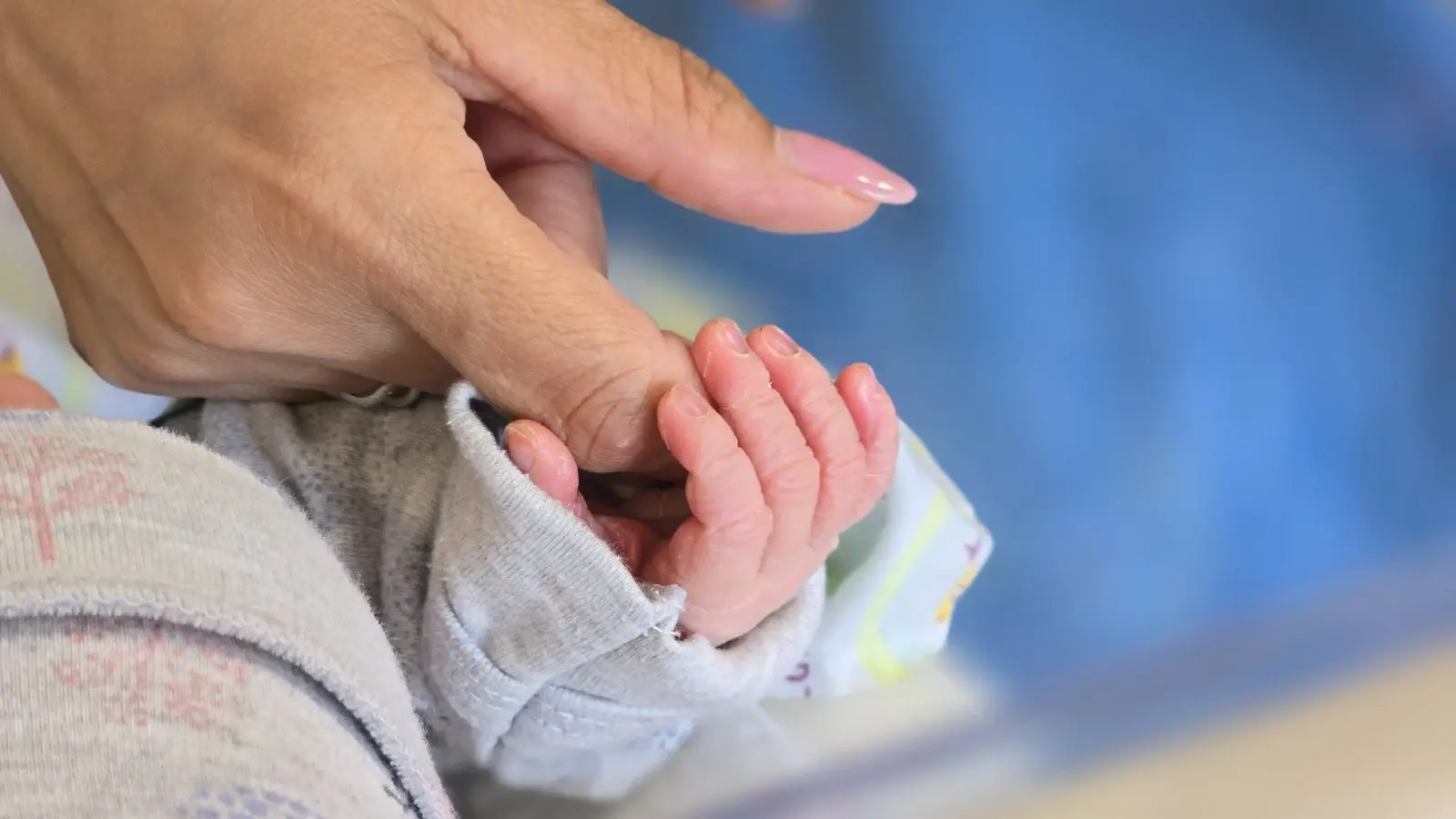 מחלקה שלמה על תינוק אחד: האחיות שאימצו את היילוד שאימו לא יכלה לטפל בו