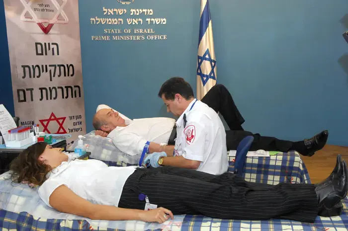 מי יקבל את הדם של אולמרט?