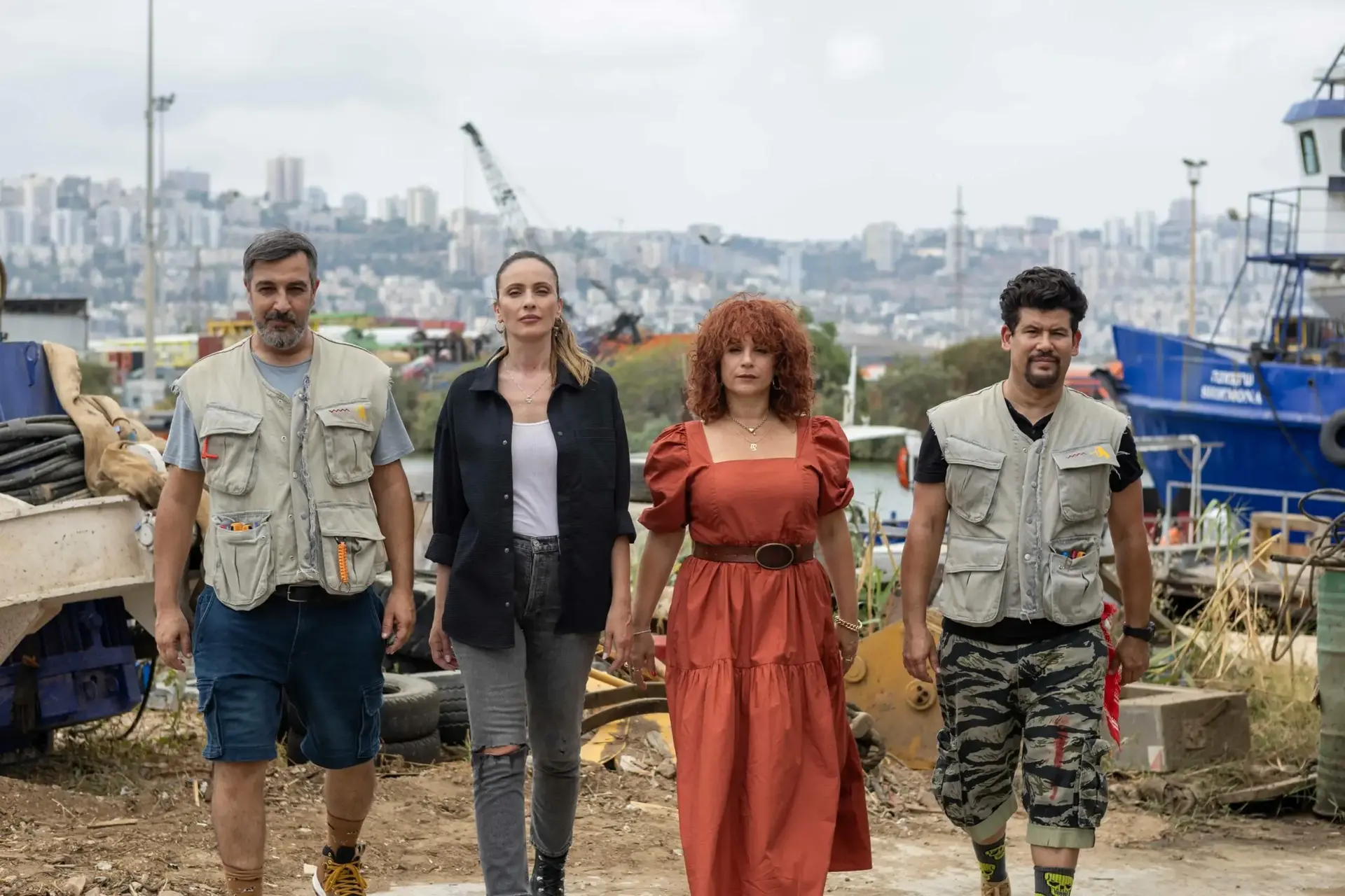 "מזל חתולה" היא פרודיה עם גיבורים מטופשים. הבעיה: היא פשוט לא מצחיקה