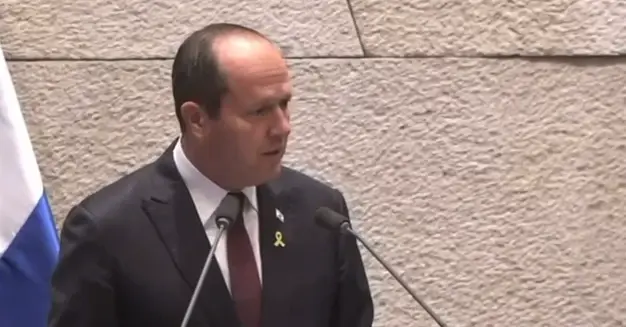 בזמן שהותו בשוויץ: תלונה פלילית וצו מעצר הוגשו נגד השר ניר ברקת