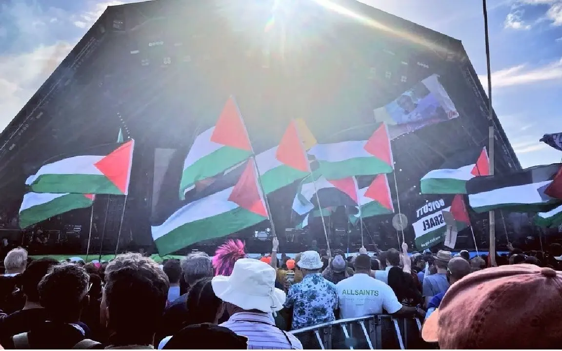 עשרות דגלי פלסטין בפסטיבל הענק, סולן "בלר" במפגן תמיכה בפלסטינים