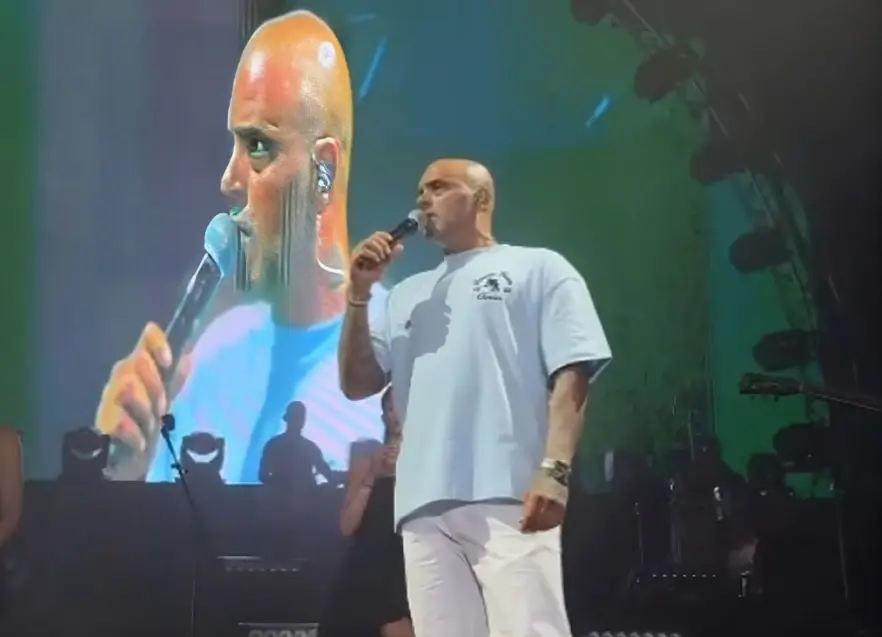 אייל גולן מתנצל בהופעה על השימוש במילה "קוקסינל": "הטרנסים אמיצים ויקרים ללבי"