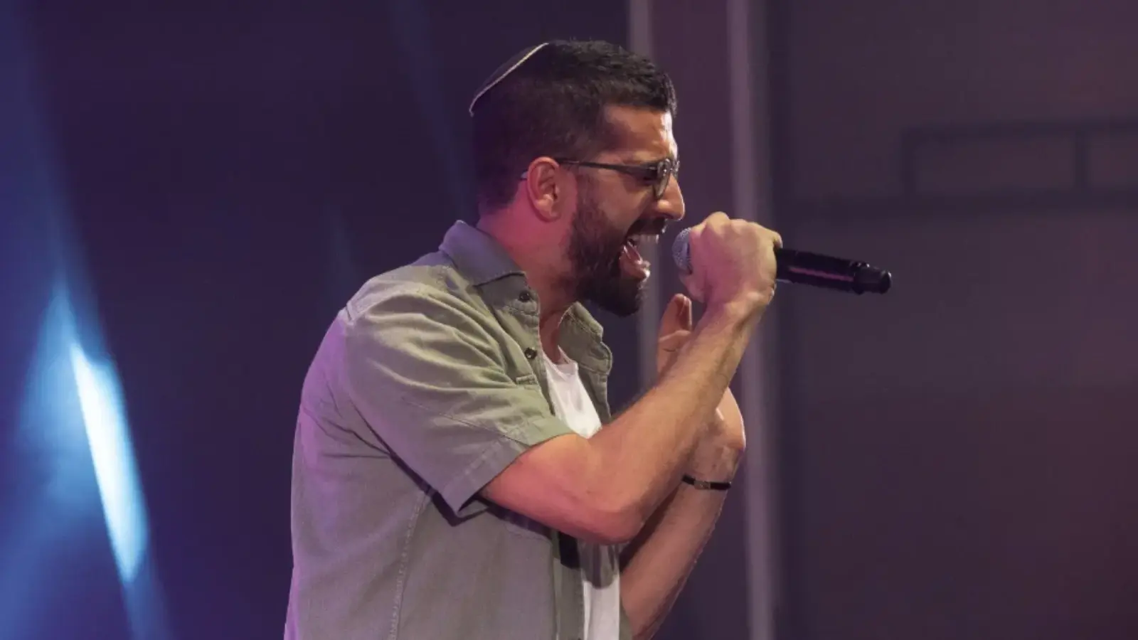 "אי אפשר להסביר במילים": המופע האינטימי של חנן בן ארי בפני החטופות שחזרו