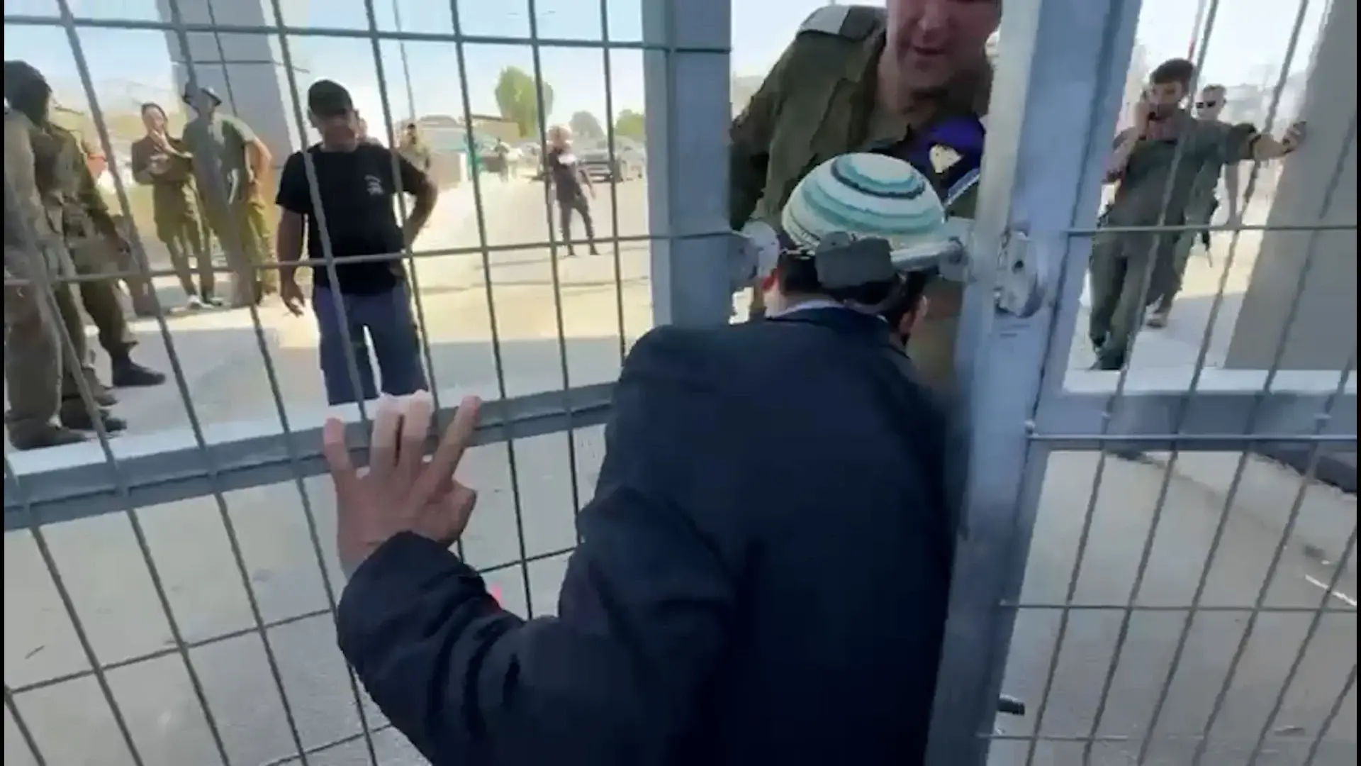 ארץ שורפי האסמים ונביאי השקר
