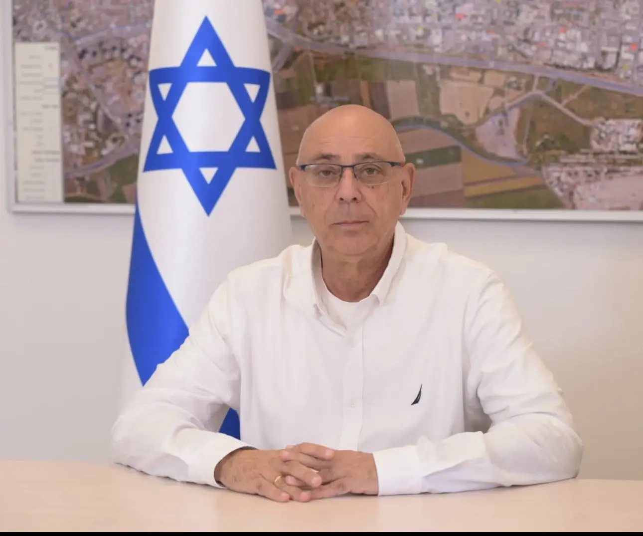 בתוך בניין העירייה: גבר השתכר - ותקף ראש עיר במרכז
