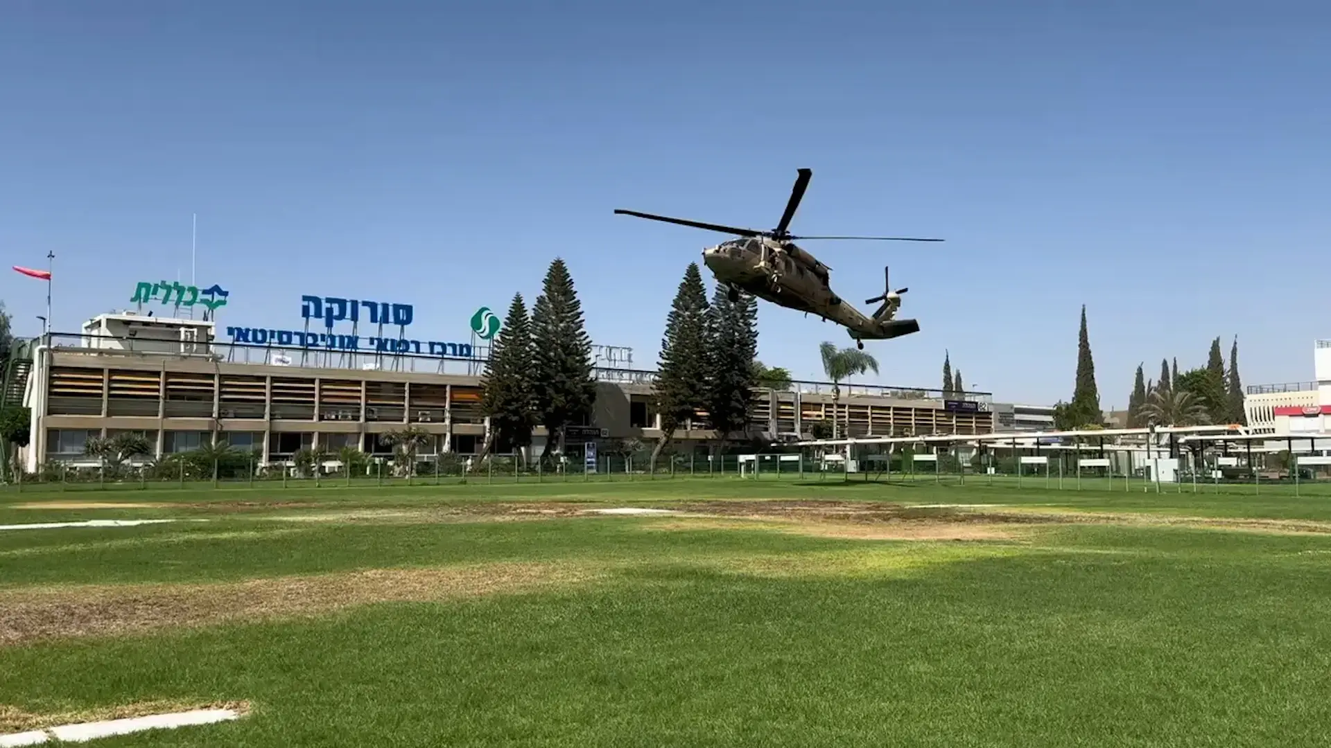אברי גלעד חילק כנאפה לרגל חילוץ החטוף פרחאן אל-קאדי. התכווצתי במבוכה בבית
