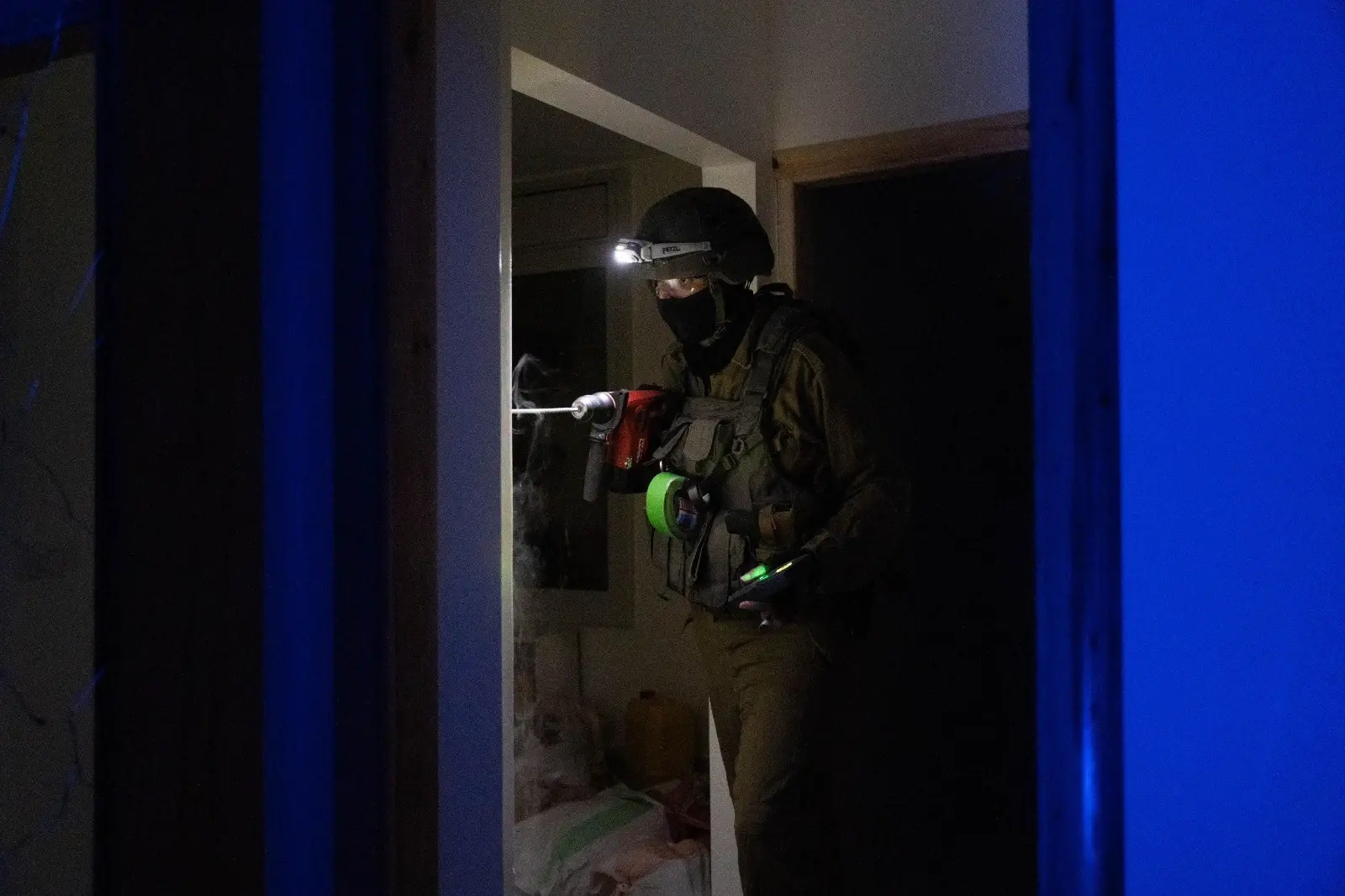 אירוע חריג סמוך למעבר תרקומיא: נהג ניסה לדרוס שוטרים - ונמלט | חשד