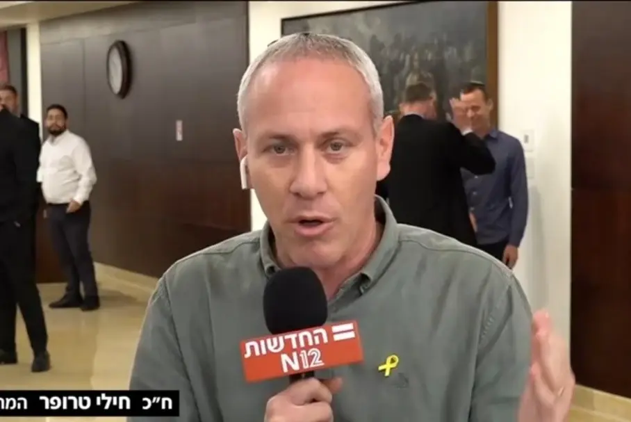 ח"כ טרופר התראיין לערוץ 12, אבל כולם (!) מדברים על מה שקרה מאחוריו