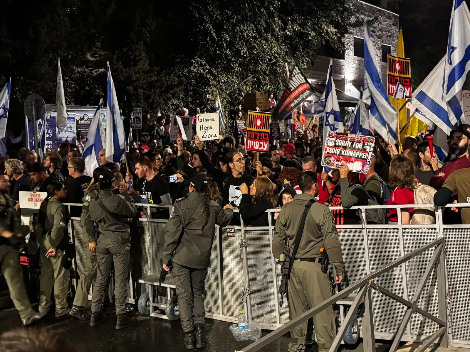 "שחררו את פלסטין ושתו יין אורגני":  כך נראית מלחמת האזרחים שלנו