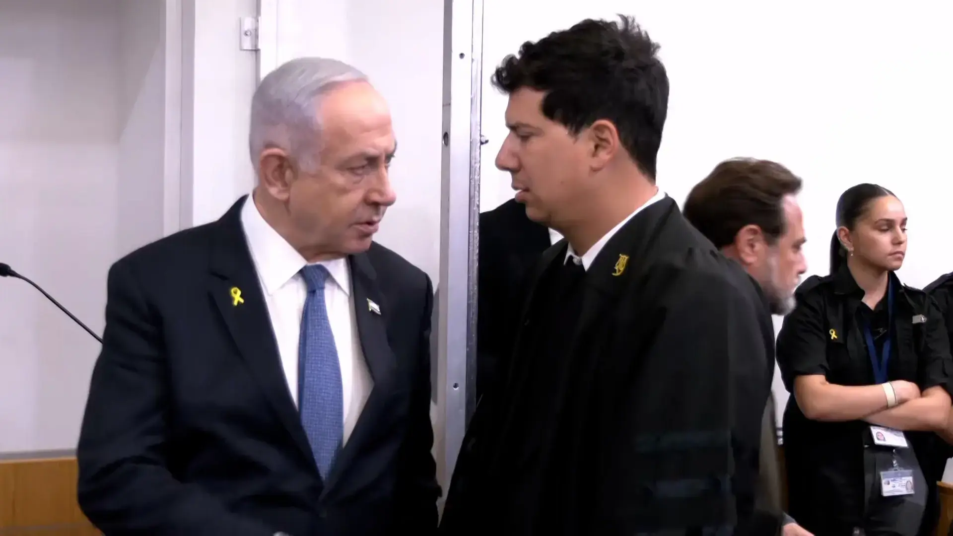 נתניהו: שרה עמדה בקשר עם זאב רובינשטיין, השופט: אדוני לא משוחח עם רעייתו?