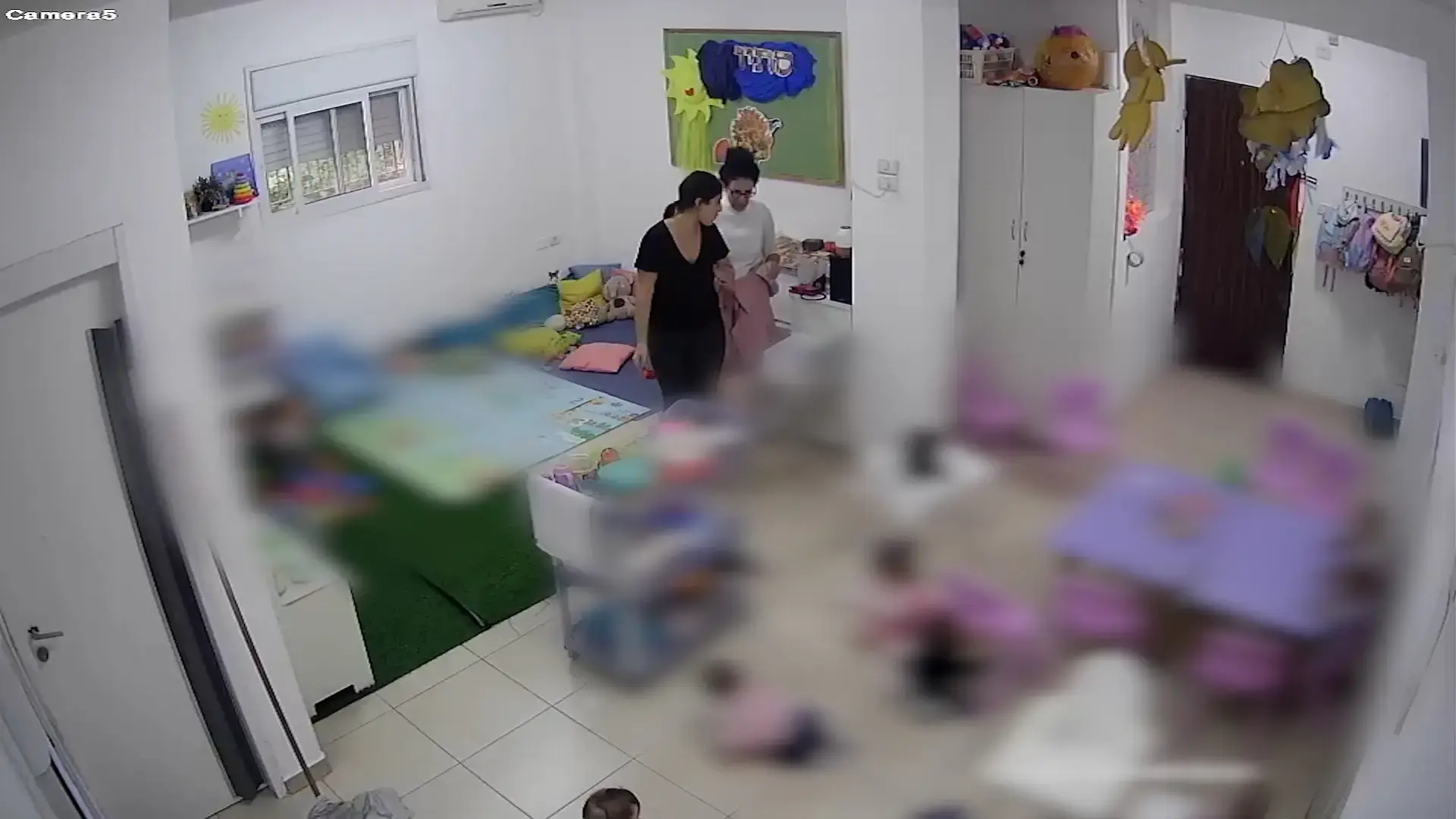 הזנחה פוצעת: אם מואשמת בהזנחת ותקיפת שתי בנותיה - הצעירה נפלה מהמרפסת