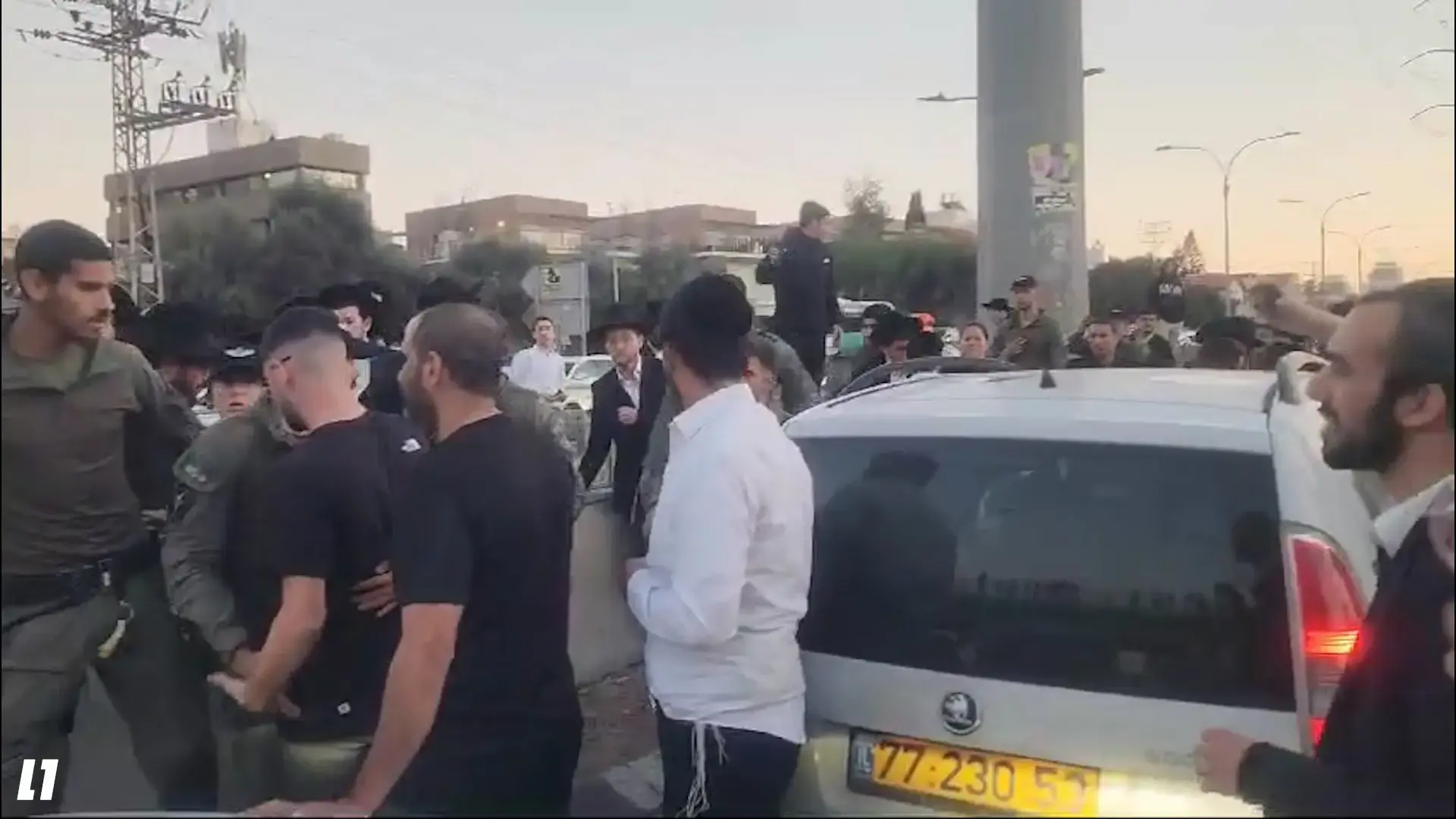 "נאצים - נמות ולא נתגייס": עשרות חרדים מהפלג הירושלמי הפגינו נגד חוק הגיוס בכביש 4
