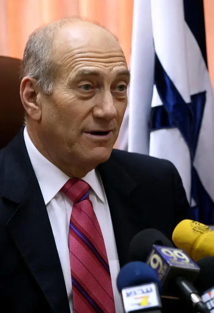 היום יקבע אם יוגש כתב אישום נגד אולמרט