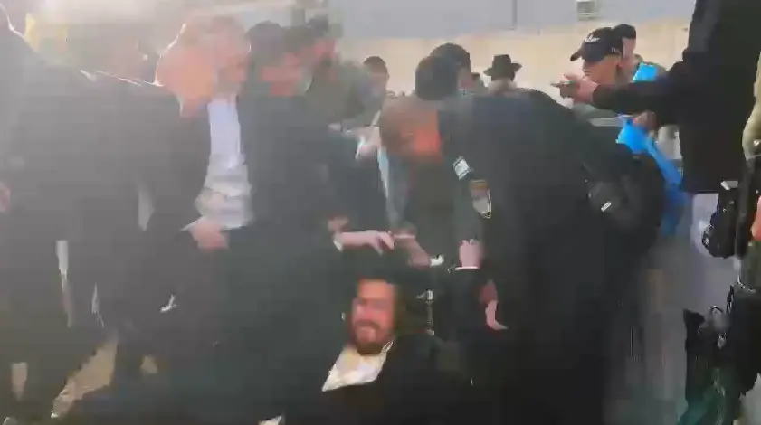 שלושה עריקים חרדים נעצרו - צפי לפקקי ענק בעקבות הפגנות