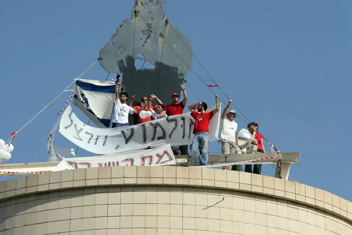 מורים התבצרו על גג מגדל המים בהרצליה