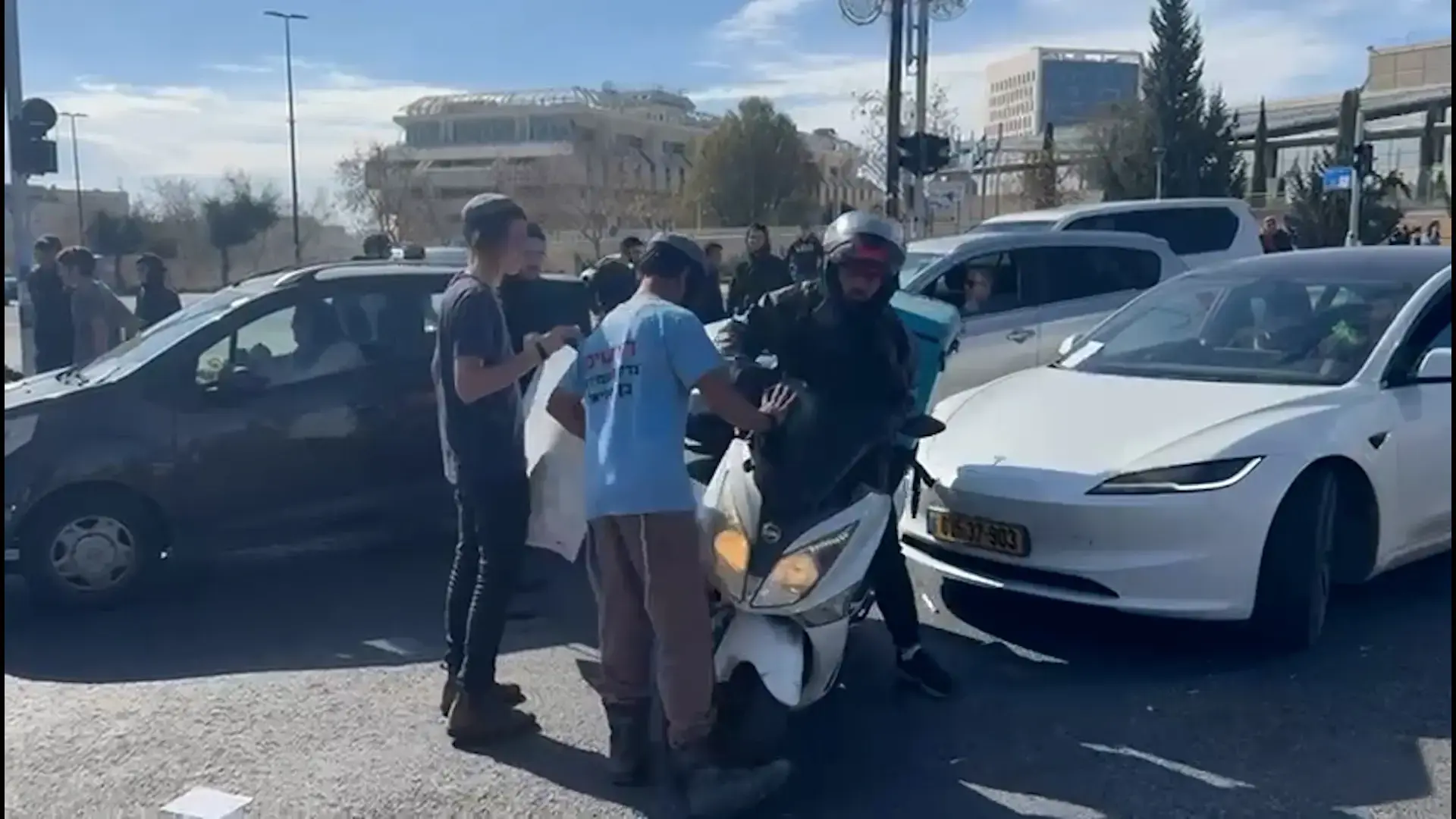 פעילי ימין חוסמים כבישים בירושלים - המשטרה הגיעה רק לאחר שעה וחצי