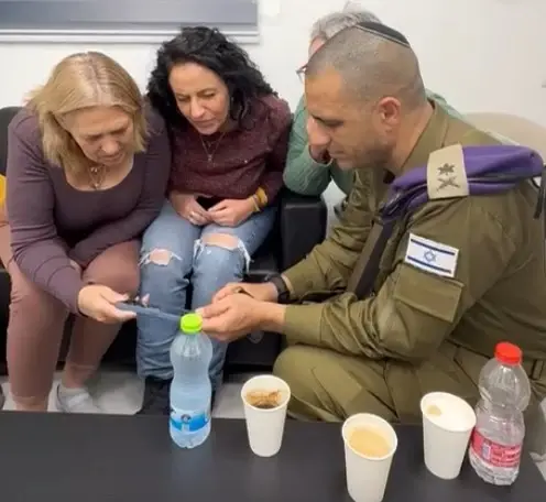 אי אפשר לעצור את הדמעות: משפחות שלוש החטופות צופות בהן שבות ארצה