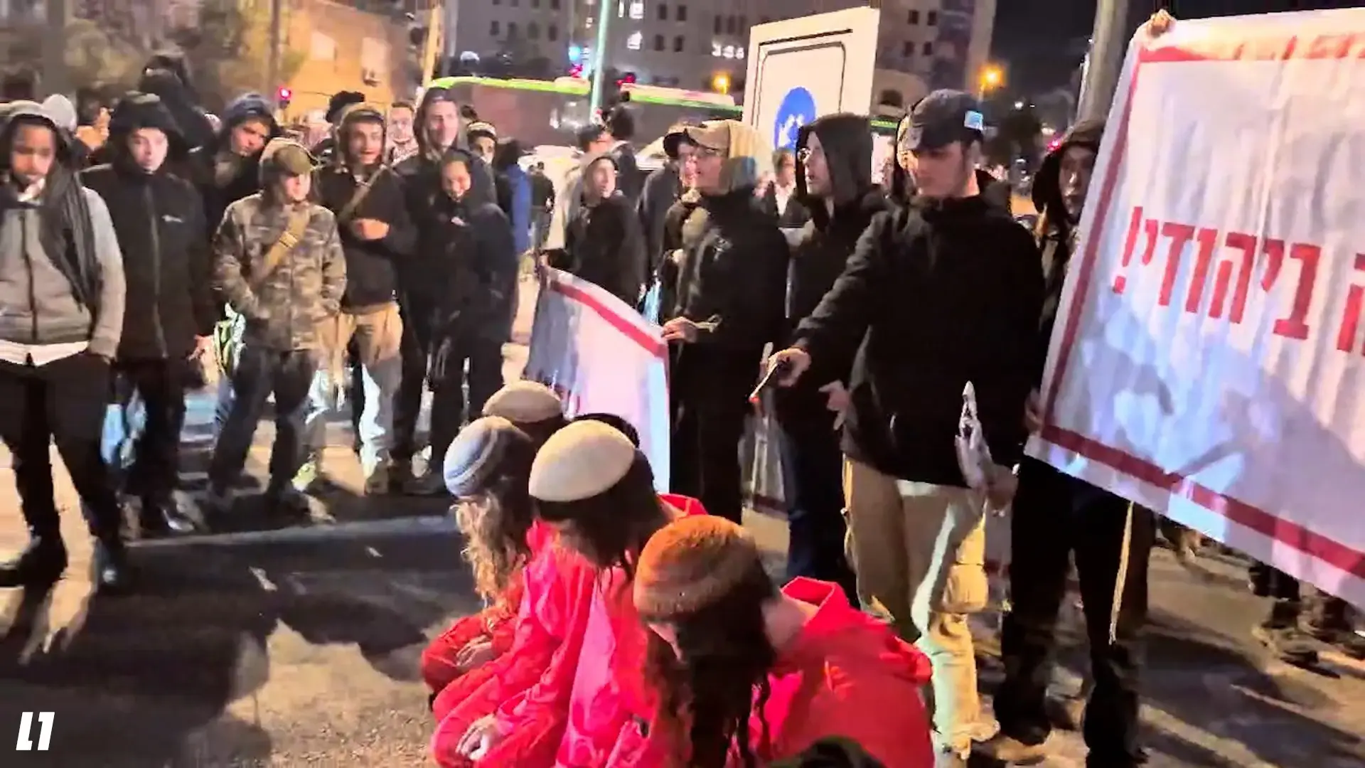 "יהודי לא יורה ביהודי": עשרות פעילי ימין מפגינים בירושלים עקב ההתפרעויות בשומרון