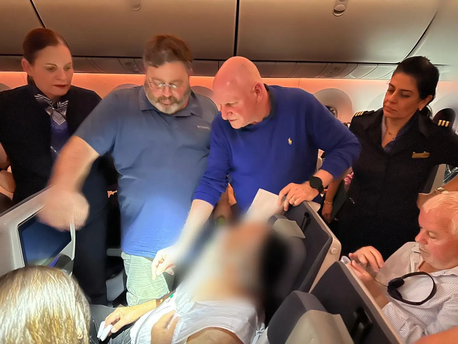 דרמה רפואית במטוס אל-על: נוסע חווה התקף לב, מנכ"ל הדסה הצילו