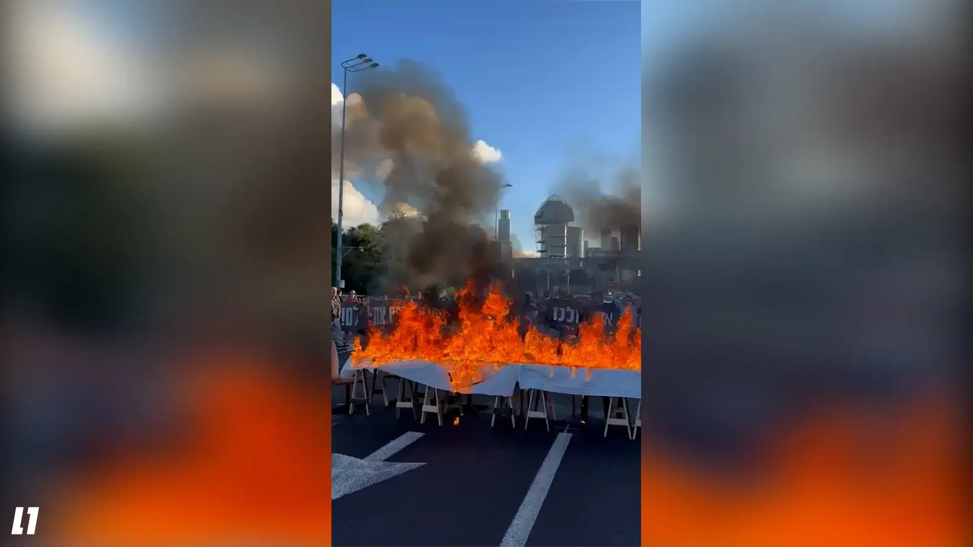 משפחות החטופים חסמו את איילון, ערכו "שולחן שבת" על הכביש - והבעירו אותו