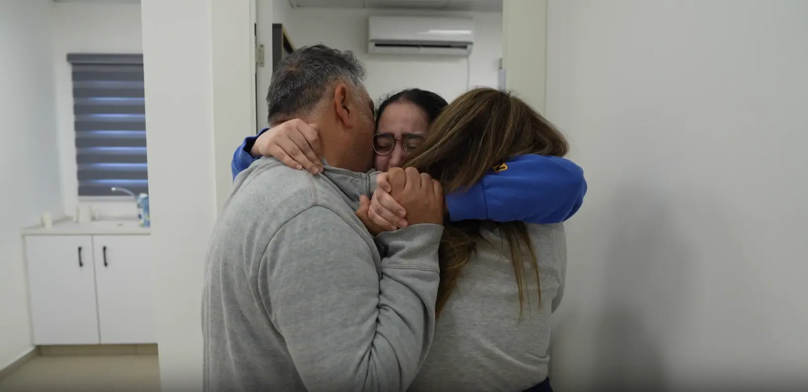 "הבטחנו לעצמנו, וקיימנו": אחרי 477 ימים בשבי, משפחת אלבג אוכלת שוב סושי עם לירי