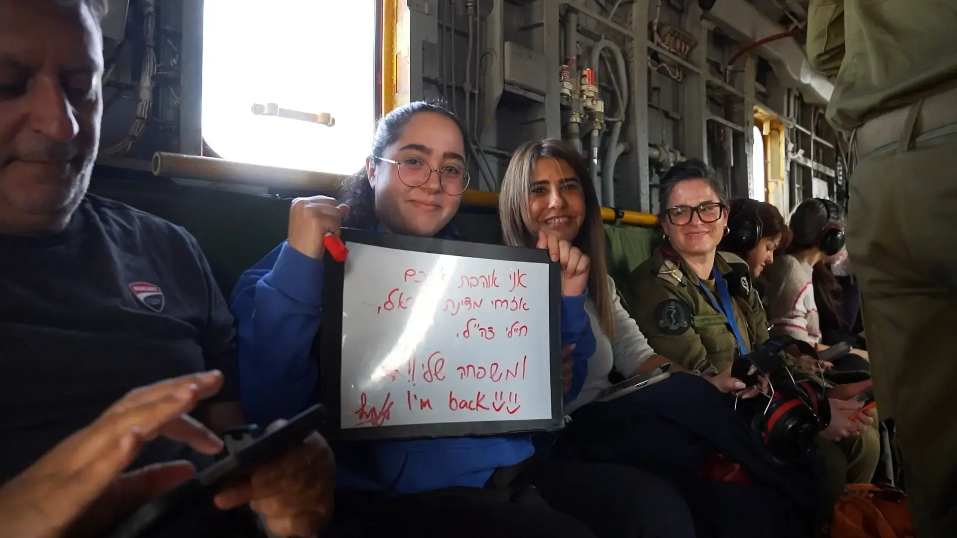 בכיר במשרד הבריאות מזים את השמועה הזדונית: "החטופות לא סוממו לפני חזרתן הביתה"