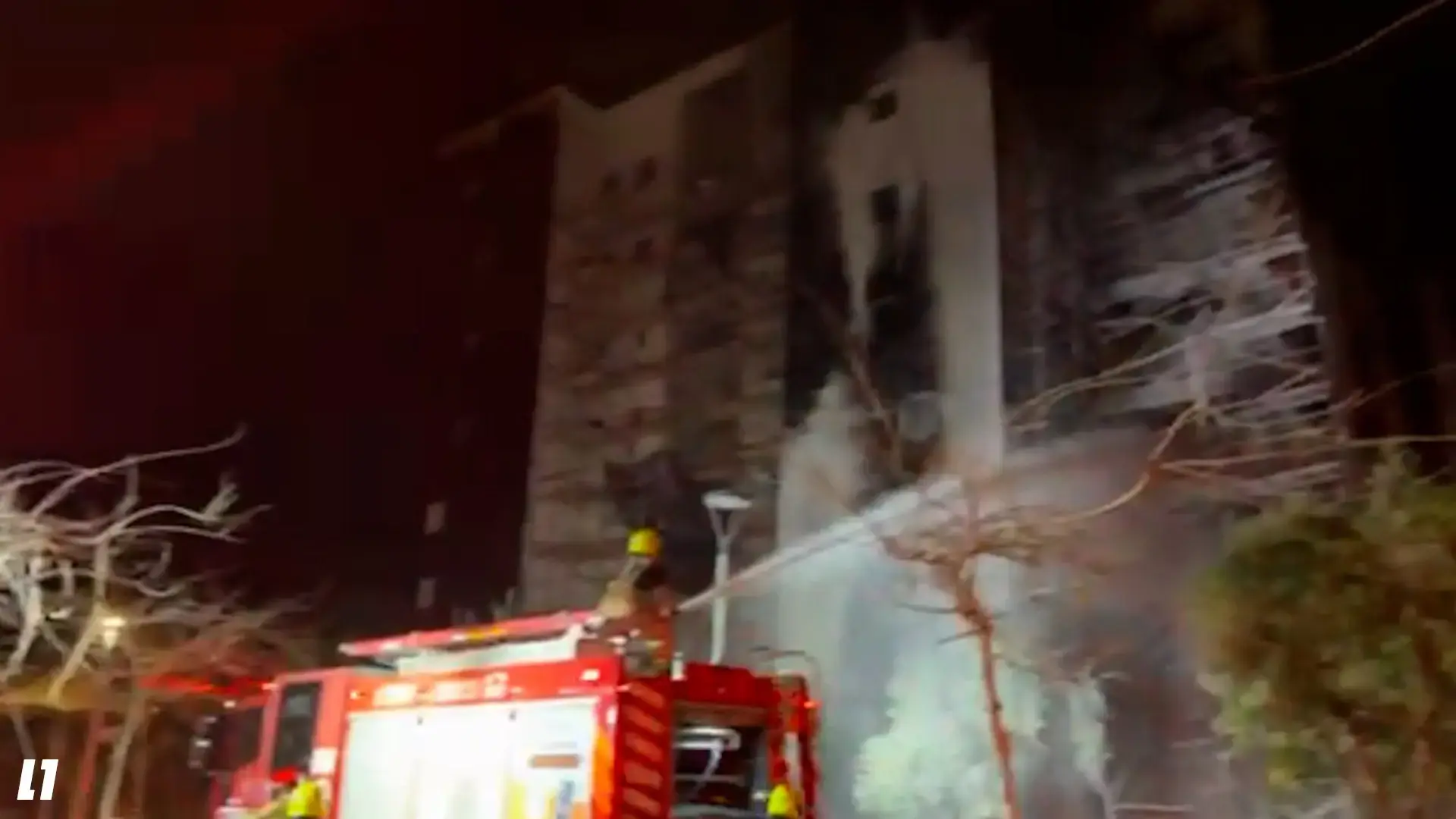 8 נפגעים בשריפה בבניין מגורים בבת ים, בהם צעירה שקפצה מהקומה השנייה