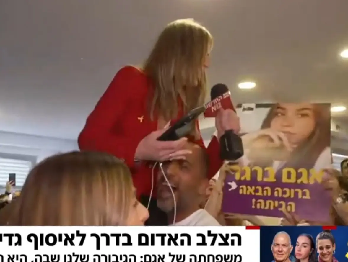שוב חגיגות בשידור חי: חבריה של אגם ברגר הרימו את יולן כהן על הכתפיים