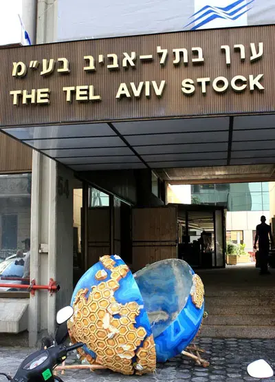 ת"א: גלובוס הושחת בשדרות רוטשילד