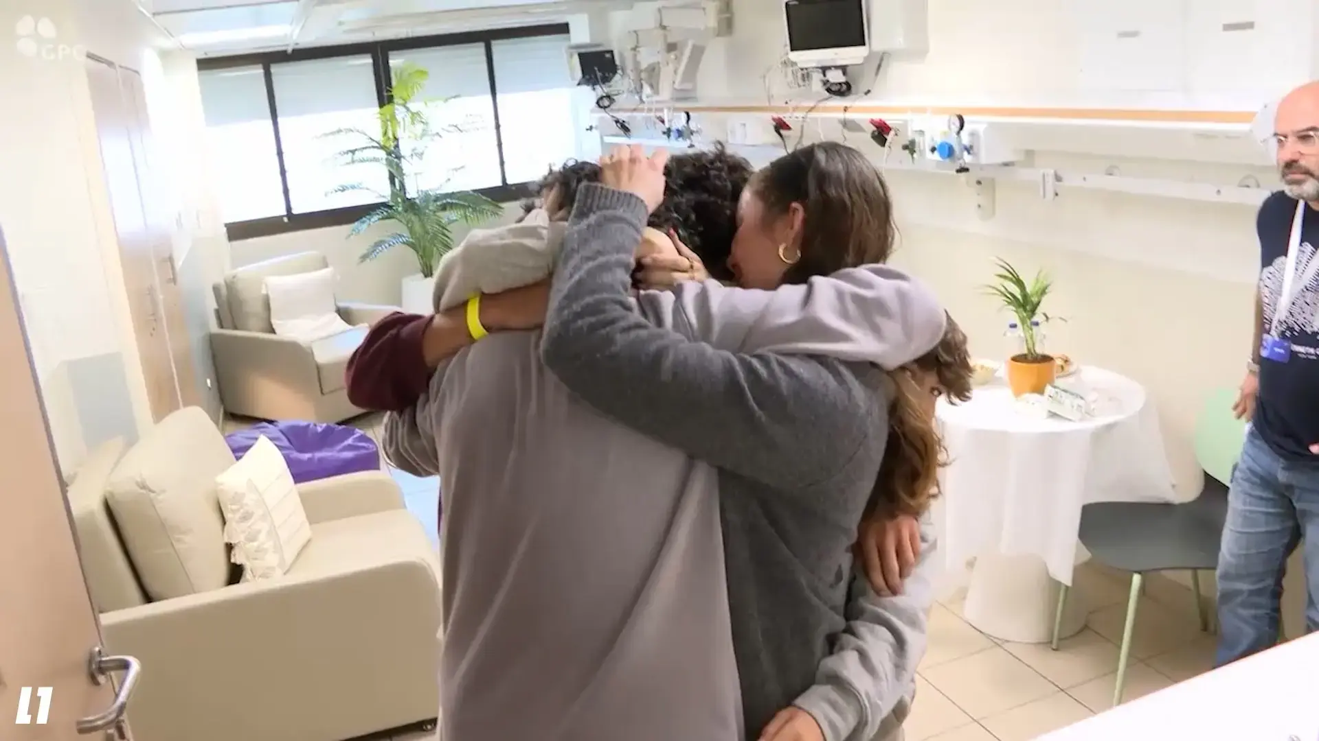 סוף סוף בבית: ירדן, עופר וקית' הגיעו לישראל אחרי 484 ימים בשבי חמאס
